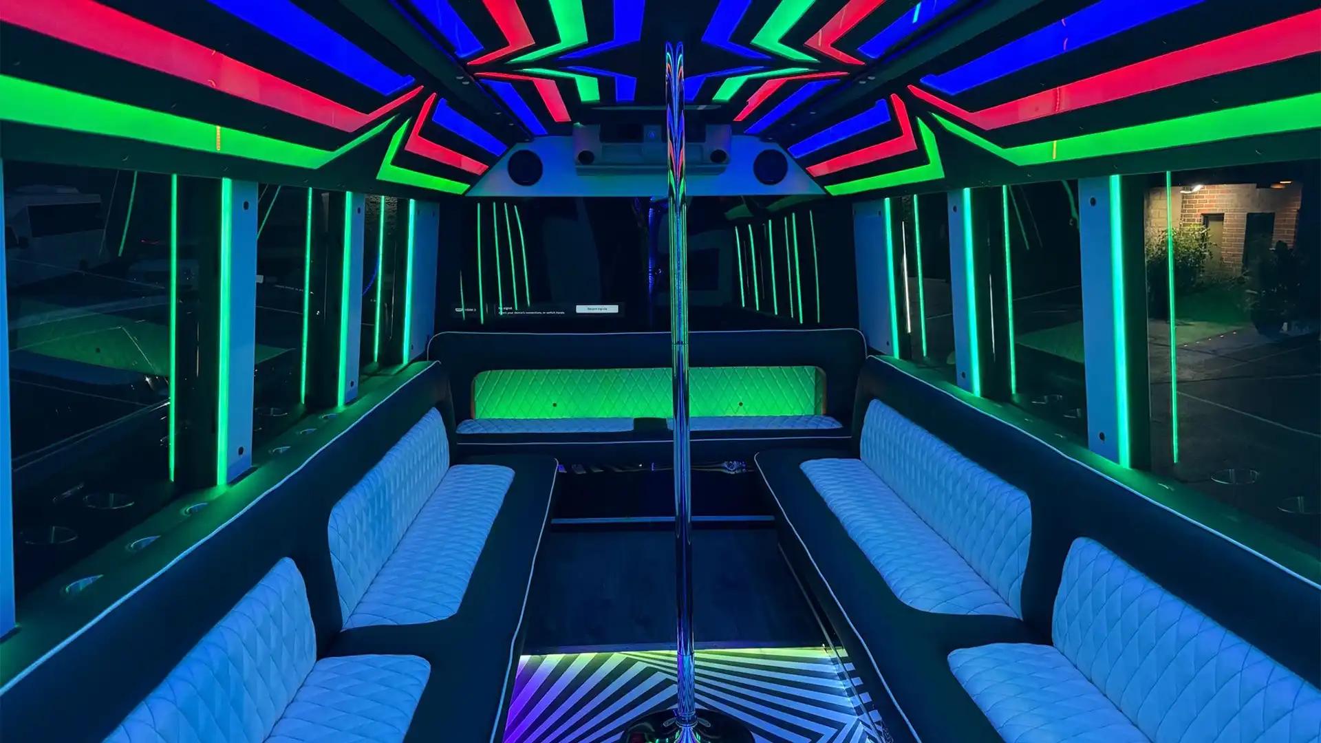 Intérieur d'un party bus à Chicago avec banquettes périphériques et éclairage LED