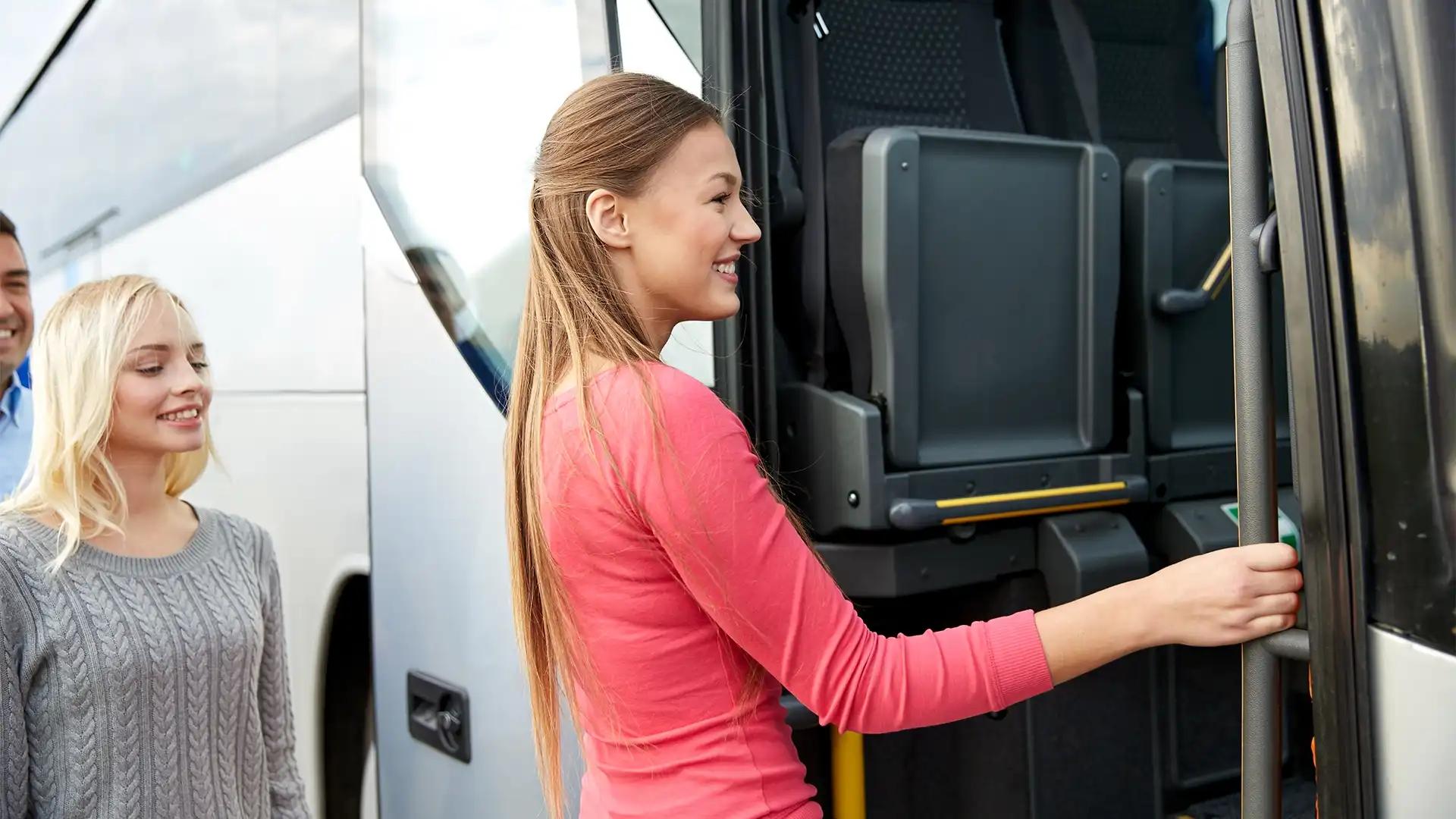 Wedding Guest Shuttles in Chicago: How to Plan Them So Nothing Breaks