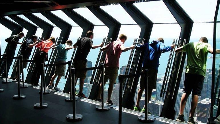 Enjoy 2 breathtaking spots of Chicago while travelling in Limo